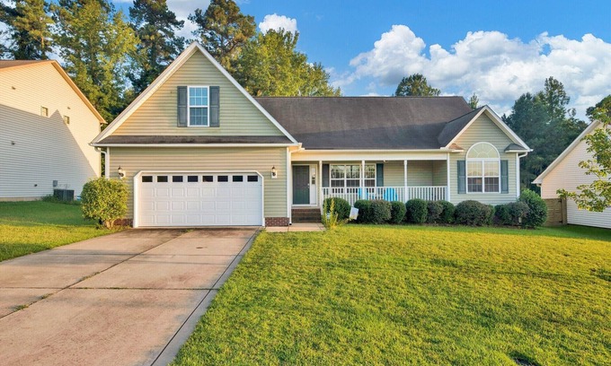 Pine Forest House | Spacious 🏠 Just Minutes From Fort Liberty and Methodist University!