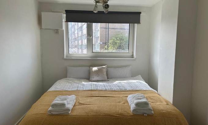 Canning Town House | Spacious Kingsize room