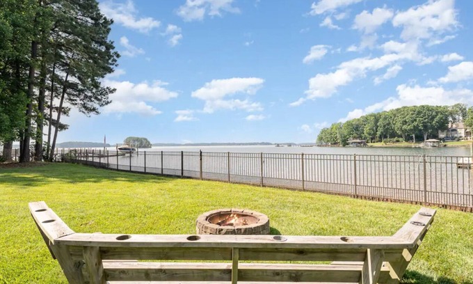 Mayhew House | Spacious Lake Front 5-bedroom house with AC, WiFi in wonderful Mooresville