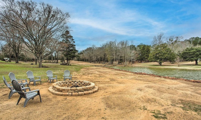 Berryville House | Spacious Lakefront Home w/Fire Pit & Fun Barn!