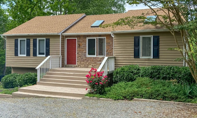 Mineral House | Spacious lakefront house w/ping pong table, fire pit, deck, patio & grill