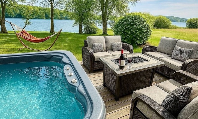 East Haddam House | Spacious Lakefront Home|Bikes|Hot Tub| Kayak|Group