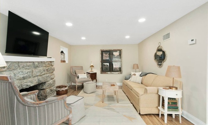 Kansas City House | Spacious Lakefront Home w/3 Bedrooms | 49