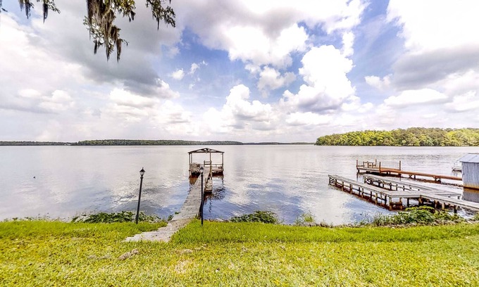Tallahassee House | Spacious lakefront home with fish cleaning station