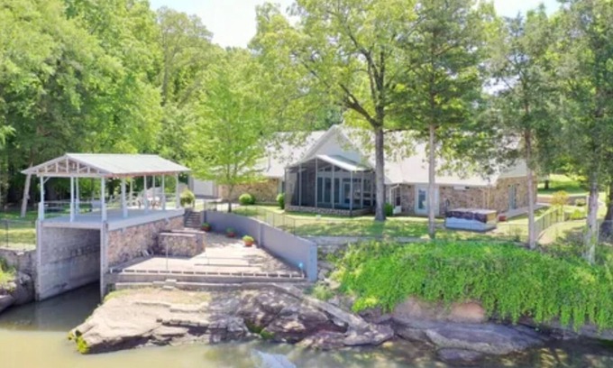 Centerville House | Spacious lakeside home on Lake Dardanelle. Incredible sunsets!