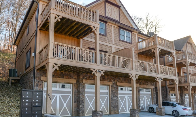 Andersonville Condo | Spacious lakeview condo with designated boat slip, multiple decks