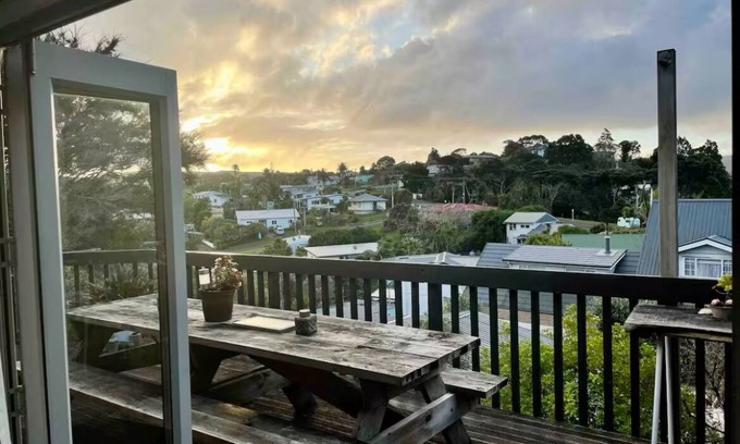Raglan House | Spacious large sun drenched house, with Sea & bush views, 20 mins walk to town.