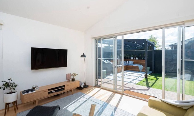 Northcote House | Spacious light-filled 3BD sanctuary in Northcote