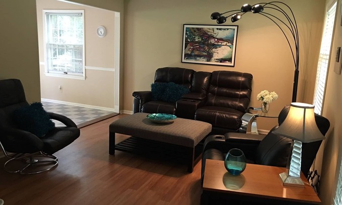 Middletown House | Spacious Living 2000 sf, Garage, private yard, & location x 1 mile to xway,