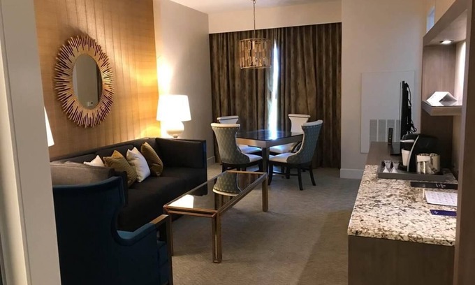 Whitehaven Hotel | Spacious Living Room Suite -Outdoor Pool -Restaurants -Steps to Graceland!