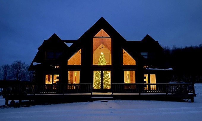 Delhi House | Spacious log home on a hill top with an amazing view