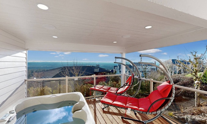 Northwest Portland Apartment | Spacious Lower-level apartment - great views, hot tub, sauna,yard,dog-friendly