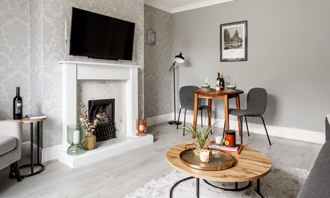 Chapeltown House | Spacious Luxury 2 Bed with Parking and Garden