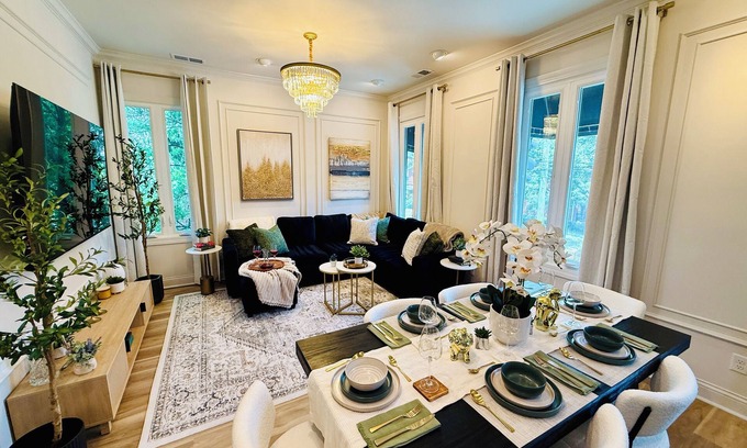 Phoenix Hill Apartment | Spacious Luxury 4 Suites/8BED/7BA in Central Louisville With Private Garden