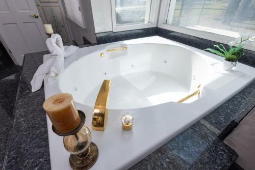 Fairvilla House | Spacious Luxury Estate Pool Jacuzzi Horses