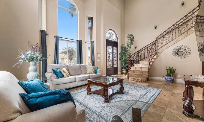 Downey House | Spacious Luxury Family Getaway Home, Downey