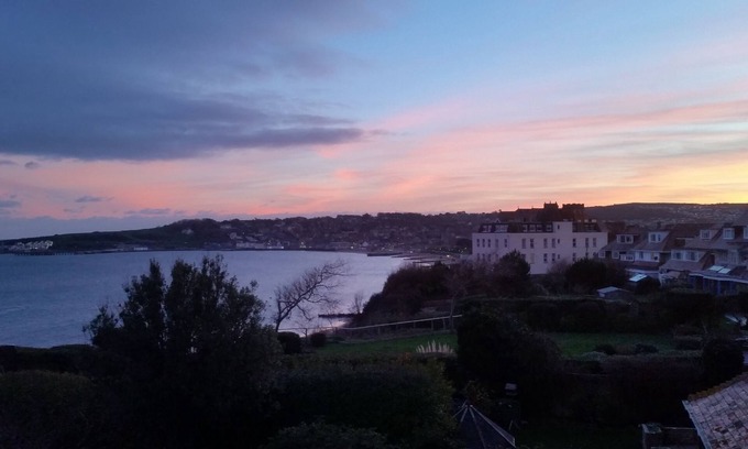 Swanage Apartment | Spacious Maisonette nr Beach with Seaviews only Oct HT+ Xmas/NY & Aug 14th 2026