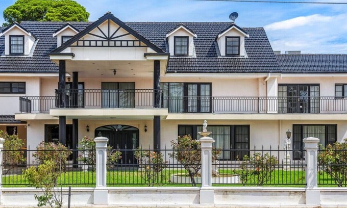 Lockleys House | Spacious Mansion Retreat: Enjoy the Beach & City