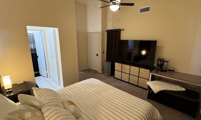 Valencia House | Spacious Master Suite in Charming Valencia