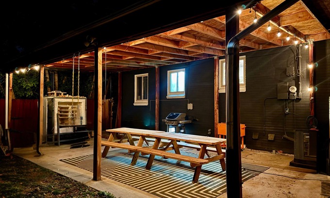 West Highland House | Spacious midmod home 10 min to downtown, Peloton, fire pit, fenced yard
