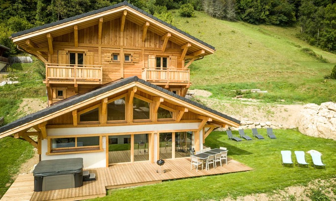Montriond Ski Chalet | Spacious, modern 2-14 person chalet with HOT TUB, SAUNA and HOME CINEMA room