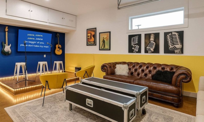 Hadley - Washington House | Spacious & Modern: 2 Rooftops, Stage, Games & More
