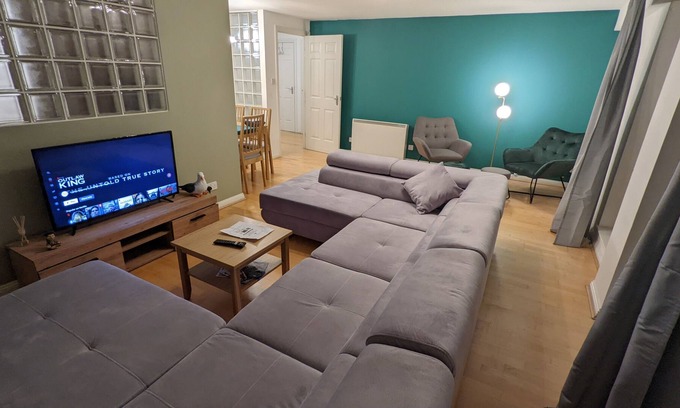 Tradeston Apartment | Spacious Modern 2BR Apartment Near City Center