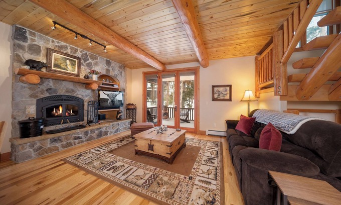 Fraser House | Spacious & modern 3 bedroom, pet friendly in Fraser