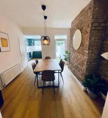 Anfield House | Spacious Modern Anfield Home, LFC & EFC, Free Parking