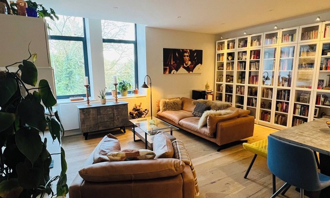 Esher Apartment | Spacious, modern apartment in great location for travel and entertainment!