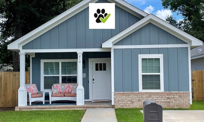 South Pensacola Cottage | Spacious, modern downtown cottage for you, your peeps and pup!