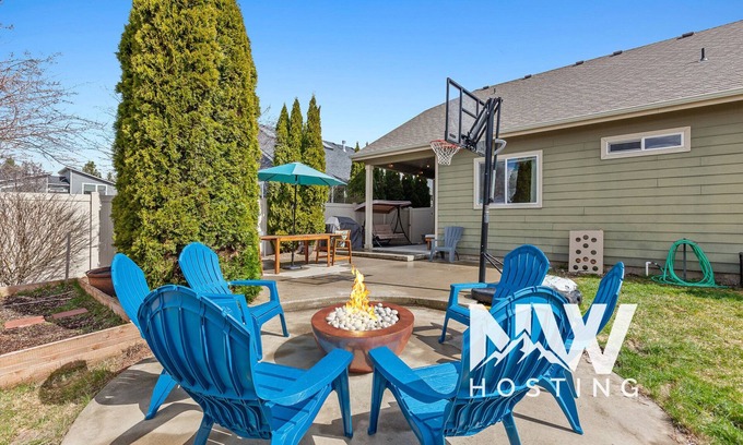 Coeur d'Alene House | Spacious Modern Home—Fire Pit, Basketball Hoop, Pop-A-Shot & Kids' Toys for Family Fun!
