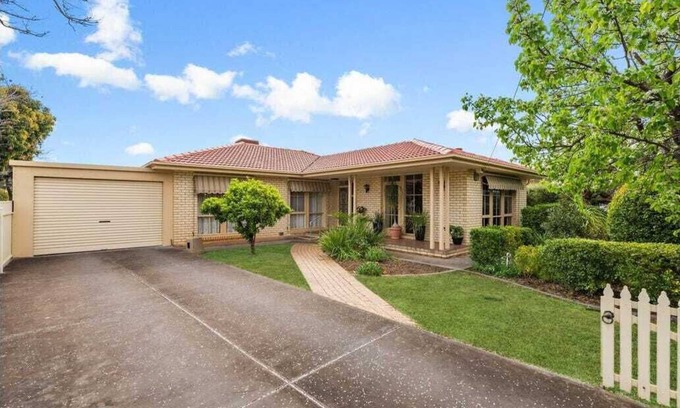 Seaton House | Spacious & Modern Home (800m2) Perfect location between beach and city!