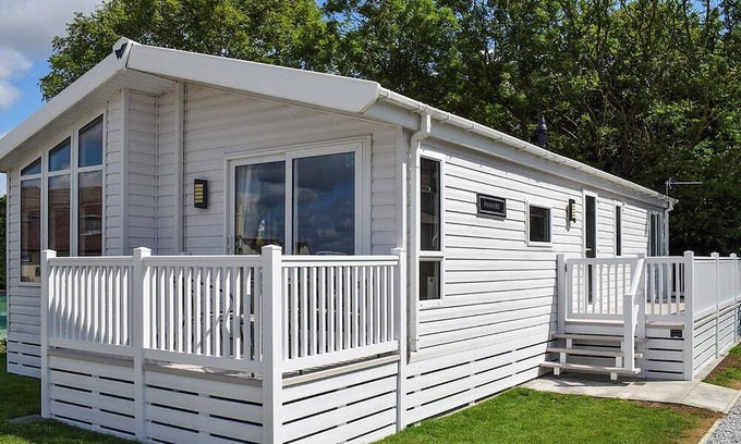 Arnold House | Spacious, modern lodge with two doubles and one twin.