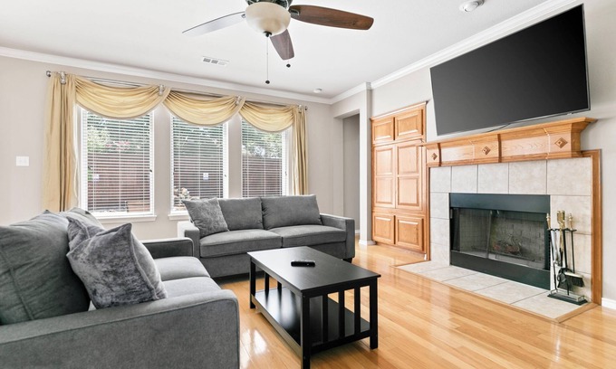 South Arlington House | Spacious & Modern Pool Retreat Near DFW Metroplex!