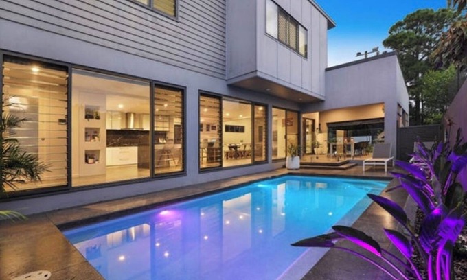 Currimundi House | Spacious, modern, peaceful two-storey family home nestled by Currimundi Lake