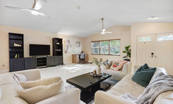 Sun Bay South House | Spacious & Modern - Private Hideaway - Central