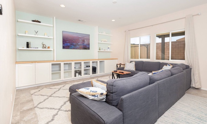 Rubidoux House | Spacious Modern Riverside Home 4BDR - 3BA Sleeps 10