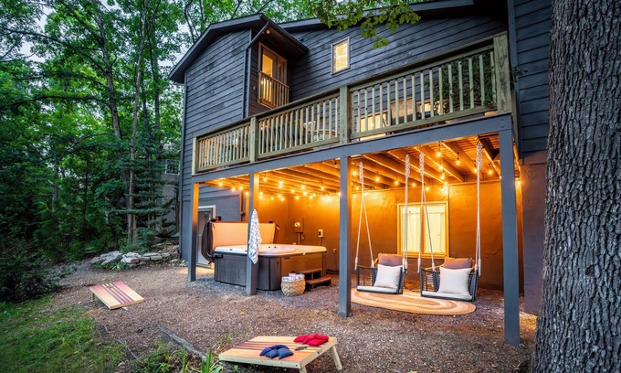 Massanutten House | Spacious & Modern Treehouse Retreat - 5 Bd-Game Room-Hot Tub-Fire Pit-Pool Pass
