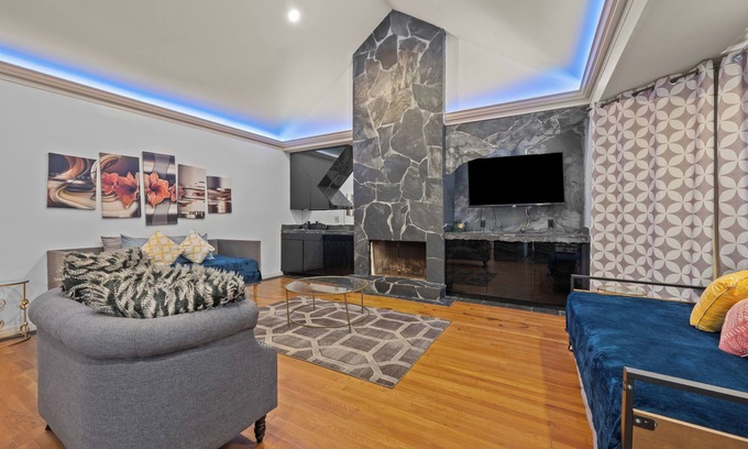 Greenway Plaza-Upper Kirby House | Spacious Montrose Art House with WiFi, AC and Free Parking