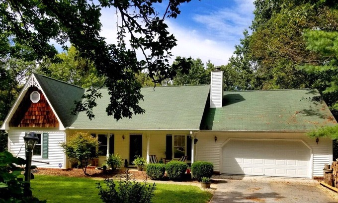 Horse Shoe House | Spacious Mountain Getaway near Natl Forest, Blue Ridge Parkway and Asheville