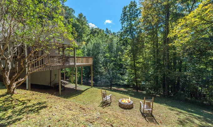 Burnsville Cabin | Spacious Mtn Getaway~Fire Pit+Grill, WiFi, Private, Mins to Downtown Burnsville!