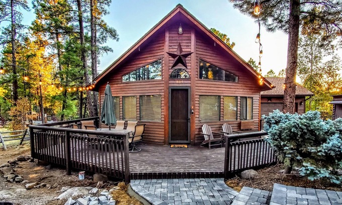 Munds Park Ski Chalet | Spacious Munds Mountain retreat under the Pines with deck and Yard!