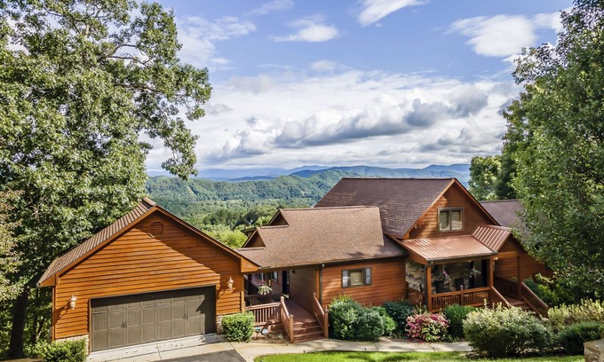 Murphy Cabin | Spacious Murphy Cabin w/Game Rooms + Mtn Views!