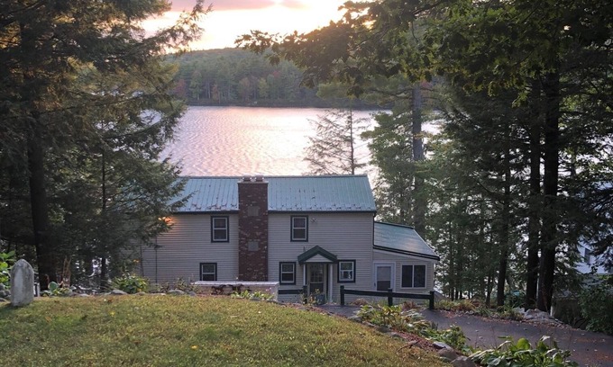 Alton Bay House | Spacious New Hampshire mountain waterfront get away house. Boats & private docks