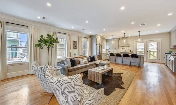 Dorchester House | Spacious, New Renovation | Near T