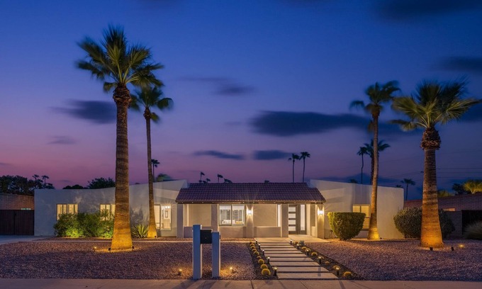 Raskin Estates House | Spacious Oasis - Huge Backyard w/Fire pit + Pool
