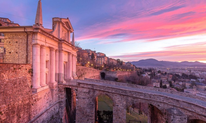 Bergamo Apartment | Spacious one-bedroom apartment with garage, wifi and washing machine, in serviced area