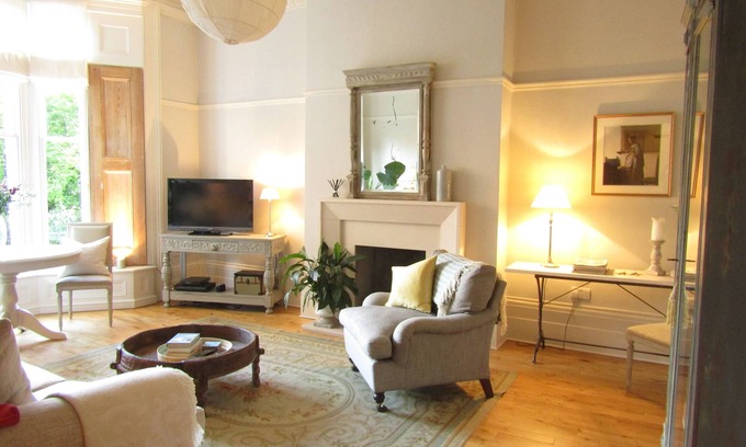 Crouch End Apartment | Spacious One Bedroom Apartment in Beautiful Crouch End, Parking Available
