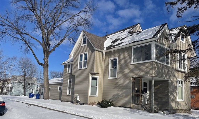 Midway House | SPACIOUS ONE BEDROOM IN HAMLINE-MIDWAY AREA